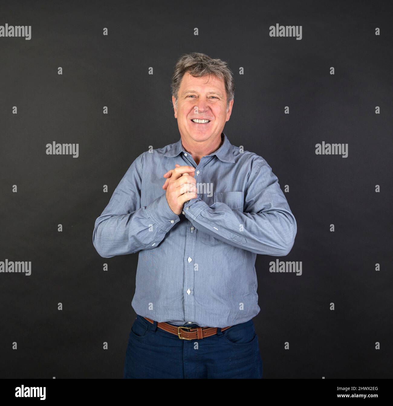 Cinquanta anni di vecchio uomo bello vestito casualmente con diverse emozioni. suggerimento di pensare. isolato su sfondo nero Foto Stock