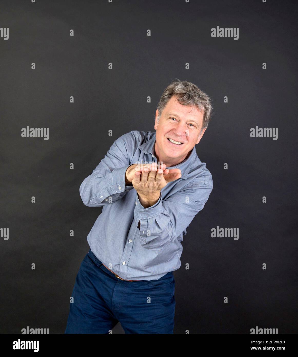 Cinquanta anni di vecchio uomo bello vestito casualmente con diverse emozioni. suggerimento di pensare. isolato su sfondo nero Foto Stock