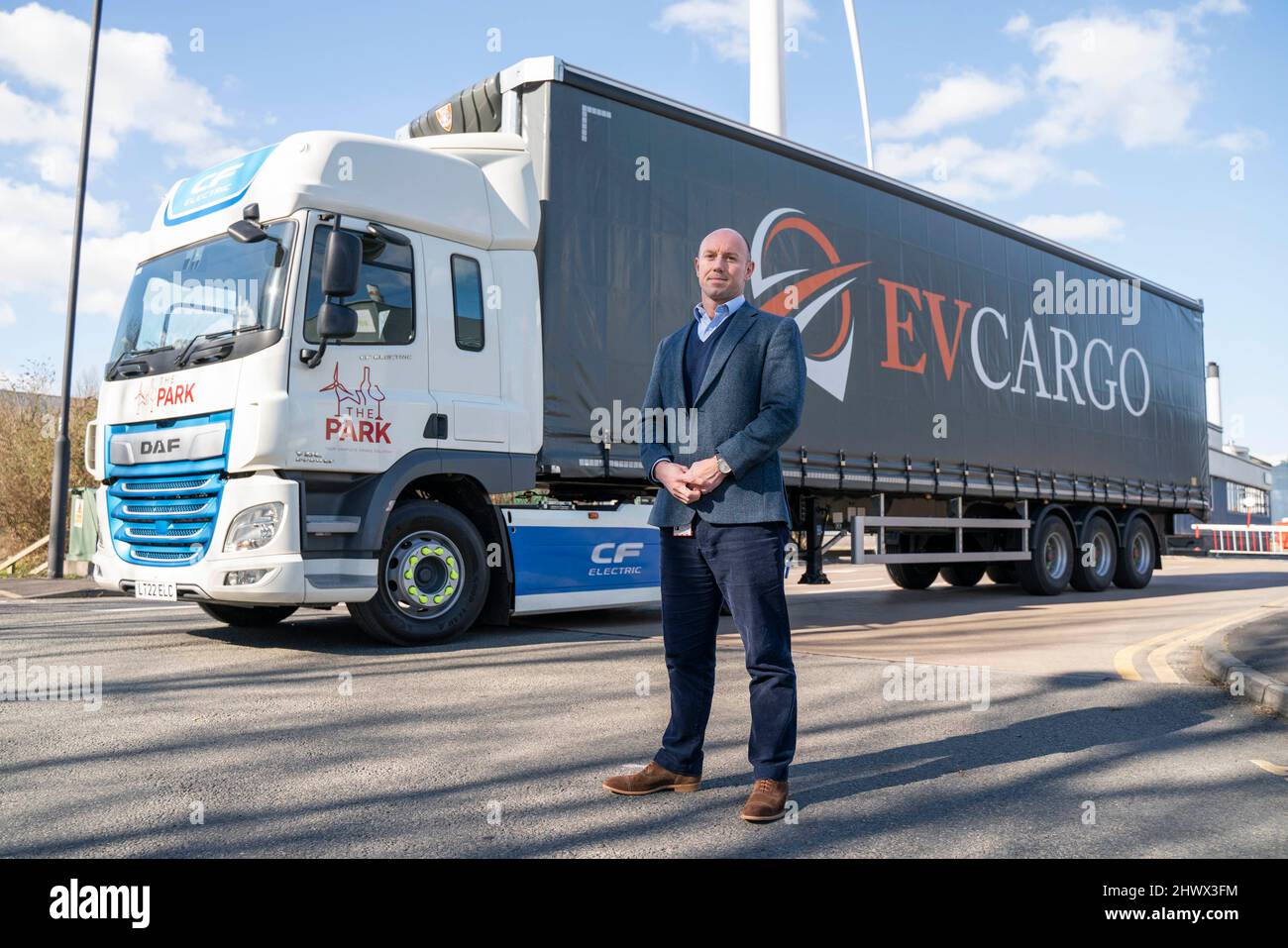 SOLO PER USO EDITORIALE Richard Lloyd, il Park General Manager della catena di gestione e fornitura europea con un veicolo pesante completamente elettrico presso la sede centrale di Parks Bristol, poiché la più grande azienda europea di imballaggio del vino diventa il primo fornitore britannico che utilizza HGV completamente elettrico per consegnare merci ai rivenditori, In collaborazione con la società di produzione di veicoli industriali DAF Trucks e fornitori di servizi logistici EV Cargo.Data di pubblicazione: Martedì 8 marzo 2022. Foto Stock