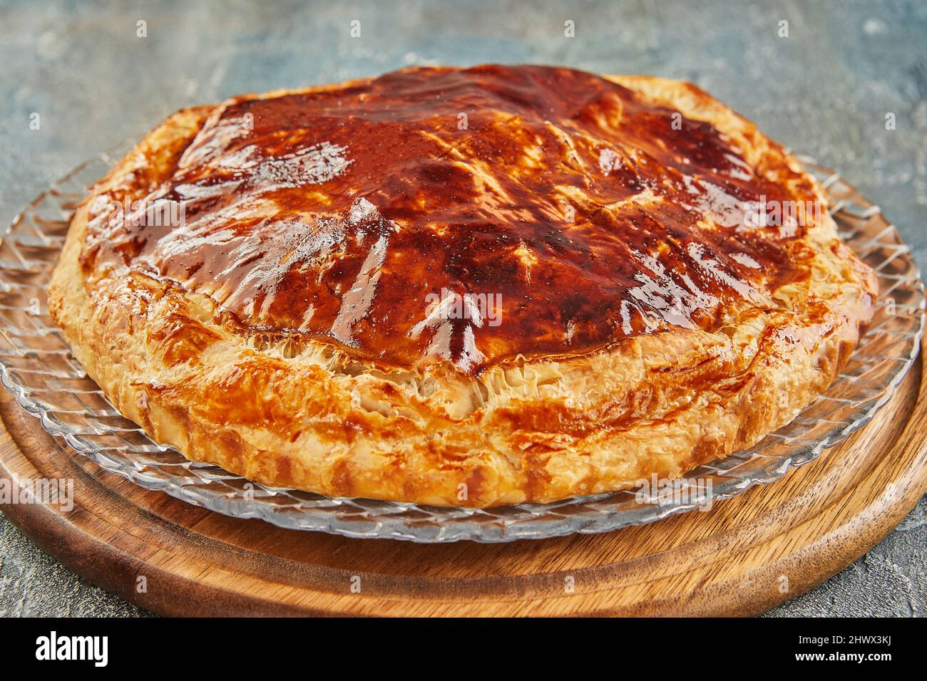 Crostata con crema di mandorle. Torta del re. Foto Stock