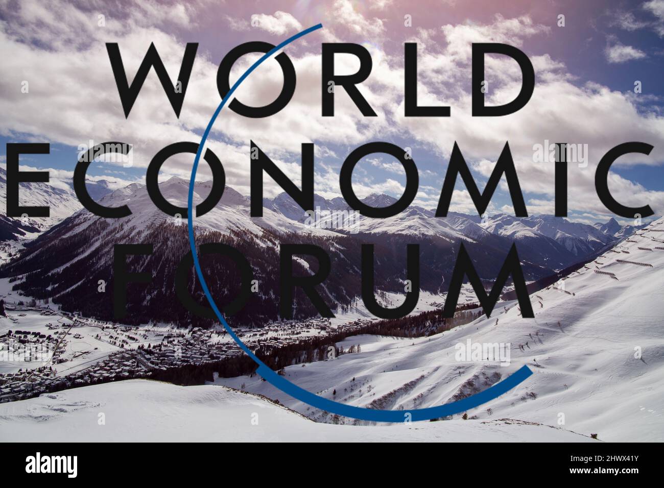 Logo del WEF (World Economic Forum), sullo sfondo Davos dall'alto Foto Stock