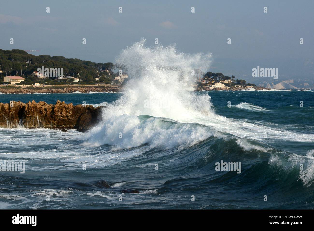Francia, costa azzurra, Capo d'Antibes, da un forte vento orientale le potenti onde si infrangono sulle rocce. Foto Stock