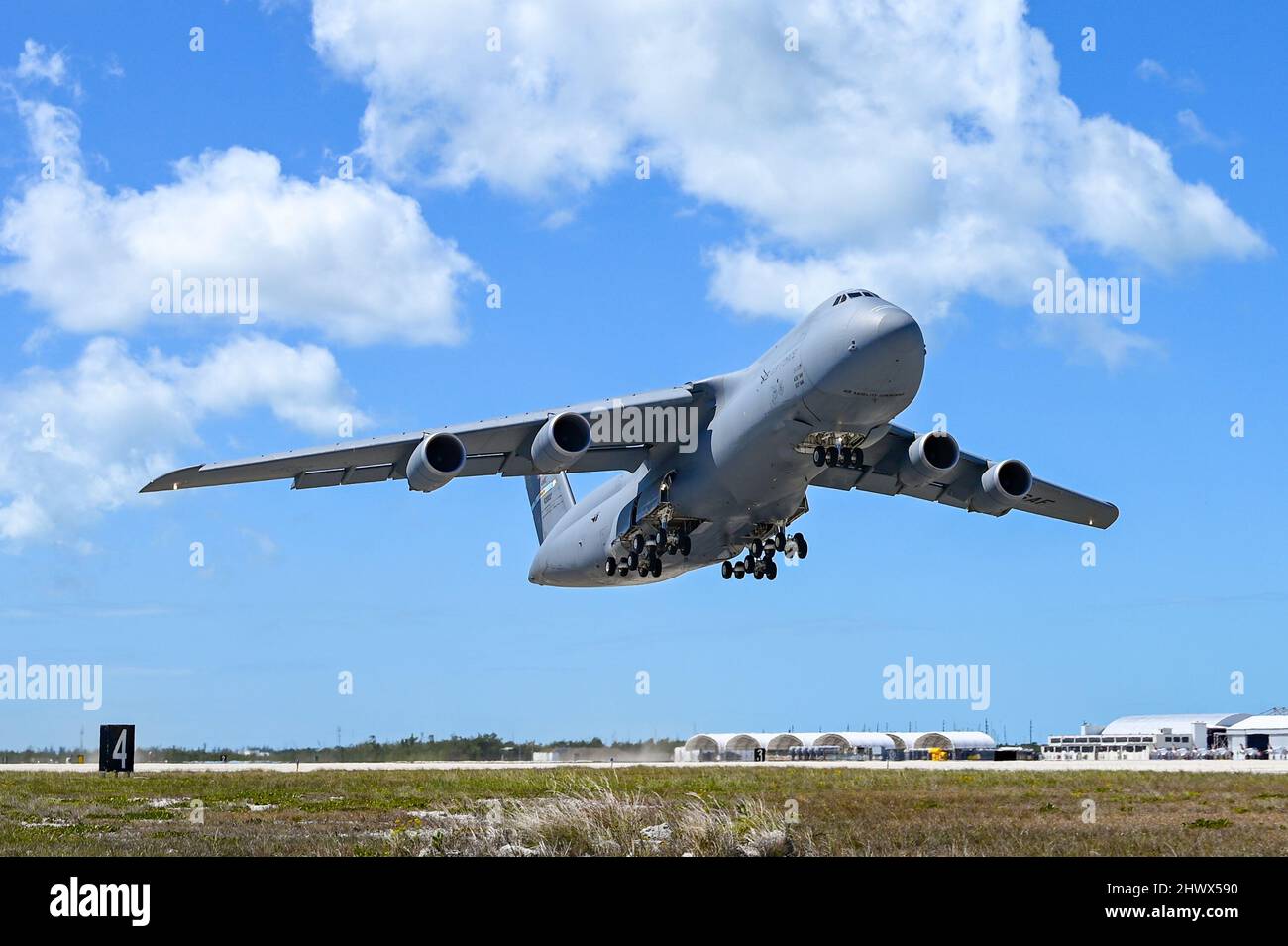 220303-N-IW125-1079 KEY WEST, Fl. (3 marzo 2022) Una C-5M Super Galaxy attaccata alla US Air Force 512th Airlift Wing decade dal campo Boca Chica di Key West della Naval Air Station, 3 marzo 2022. Naval Air Station Key West è la struttura all'avanguardia per i velivoli da combattimento di tutti i servizi militari, fornisce un supporto a livello mondiale per le navi navali statunitensi e straniere ed è il principale centro di addestramento per le operazioni militari di superficie e sottosuolo. (STATI UNITI Foto Navy di Mass Communication Specialist 2nd Classe Nicholas V. Huynh) Foto Stock
