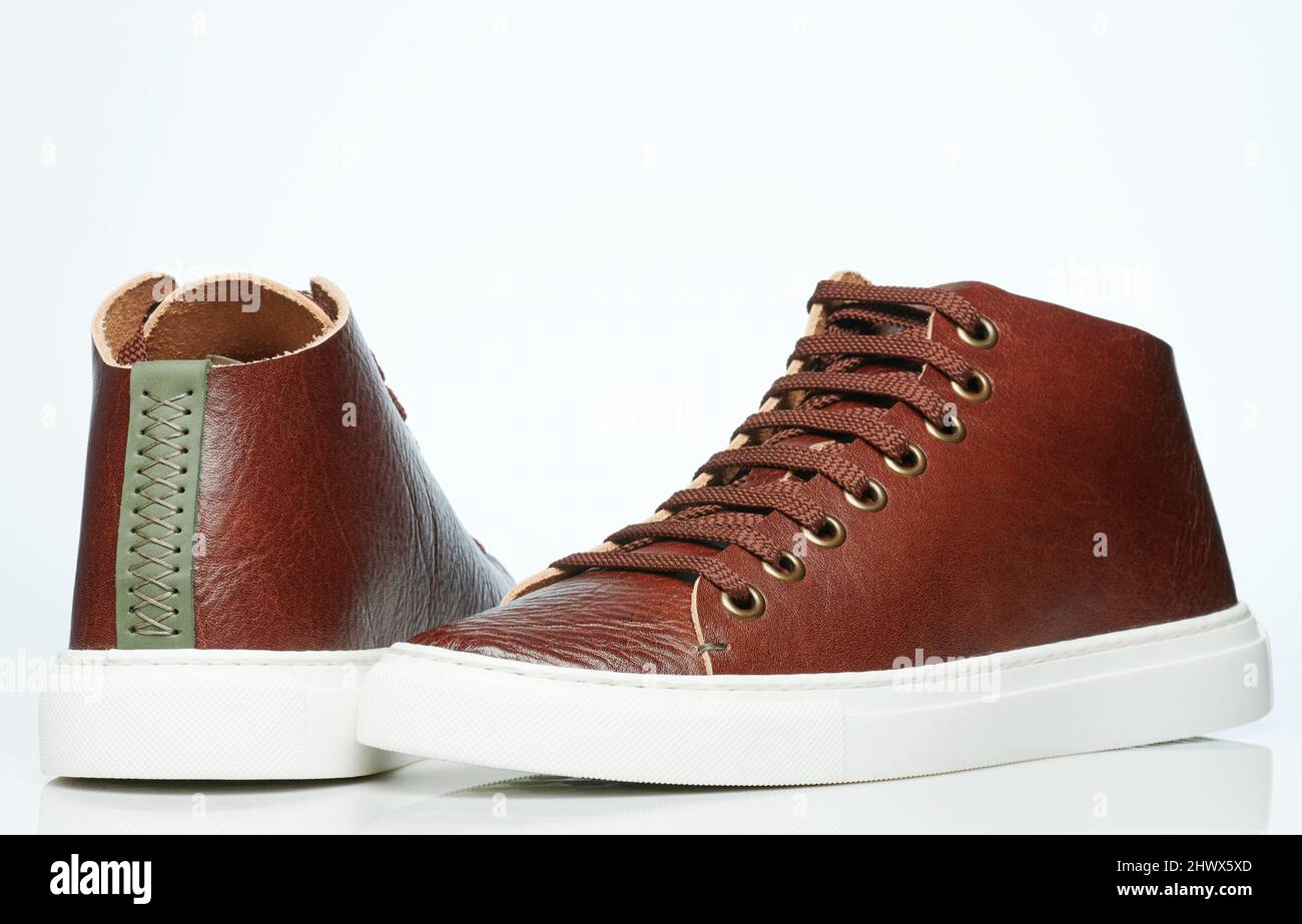 I moderni keds in pelle marrone sono un paio di scarpe isolate su sfondo bianco dello studio Foto Stock