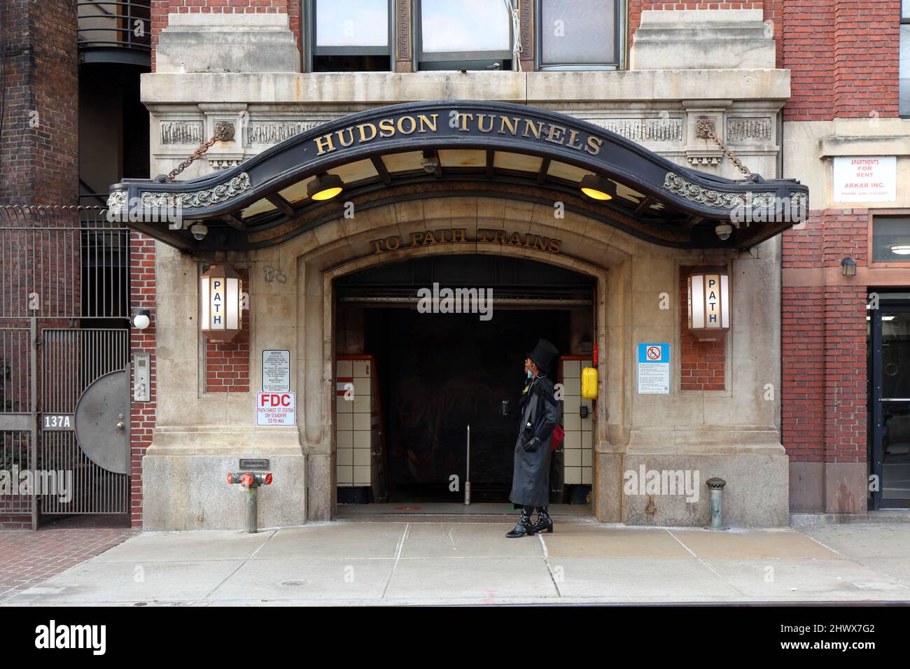 Una persona passa accanto alla stazione della metropolitana di Christopher St PATH nel quartiere West Village di Manhattan, New York. Foto Stock