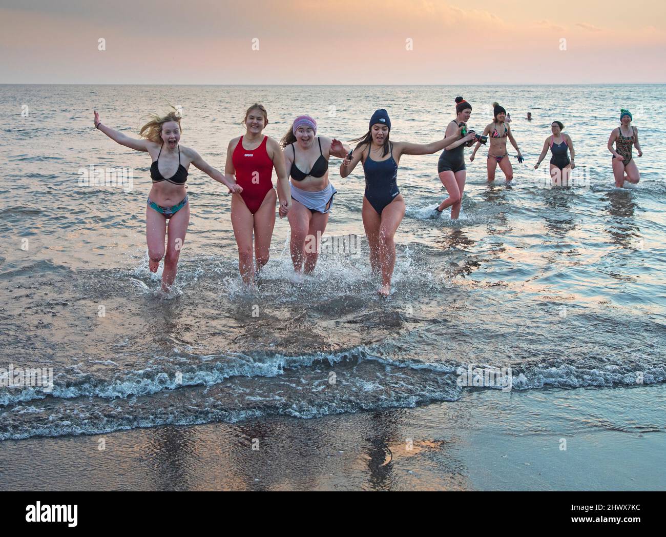 Portobello, Edimburgo, Scozia, Regno Unito. Giornata Internazionale della Donna Swimrise DIP. 8th marzo 2022. Centinaia di donne di tutte le età si riuniscono al mare per raccogliere soldi per le associazioni di beneficenza delle donne facendo una nuotata fredda nel Firth of Forth. L'anno scorso, a causa delle restrizioni del Covid, ci sono stati solo piccoli gruppi, anno prima del 300 circa. Temperatura: Credito: Archwhite/alamy live news. Foto Stock