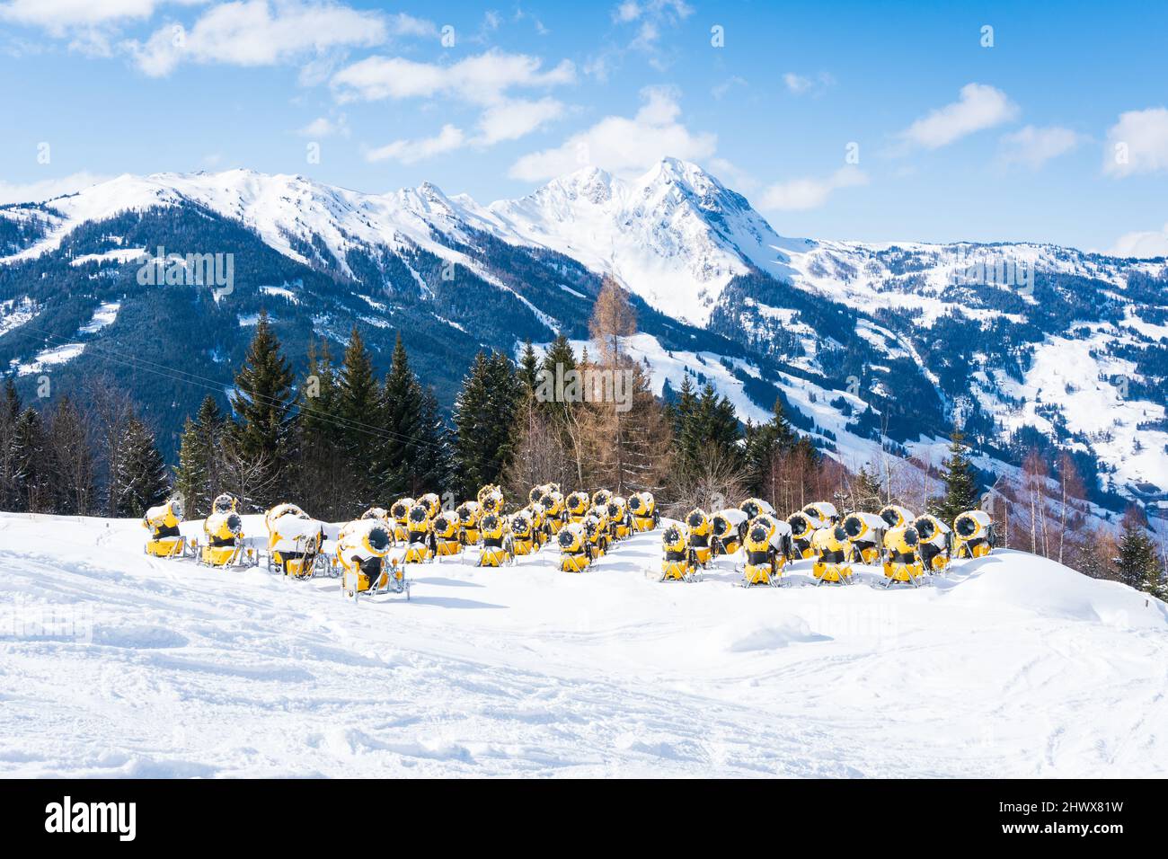 Snow Cannon per fare neve artificiale sul pendio. Utilizzo della tecnologia per prolungare la stagione invernale. Foto Stock