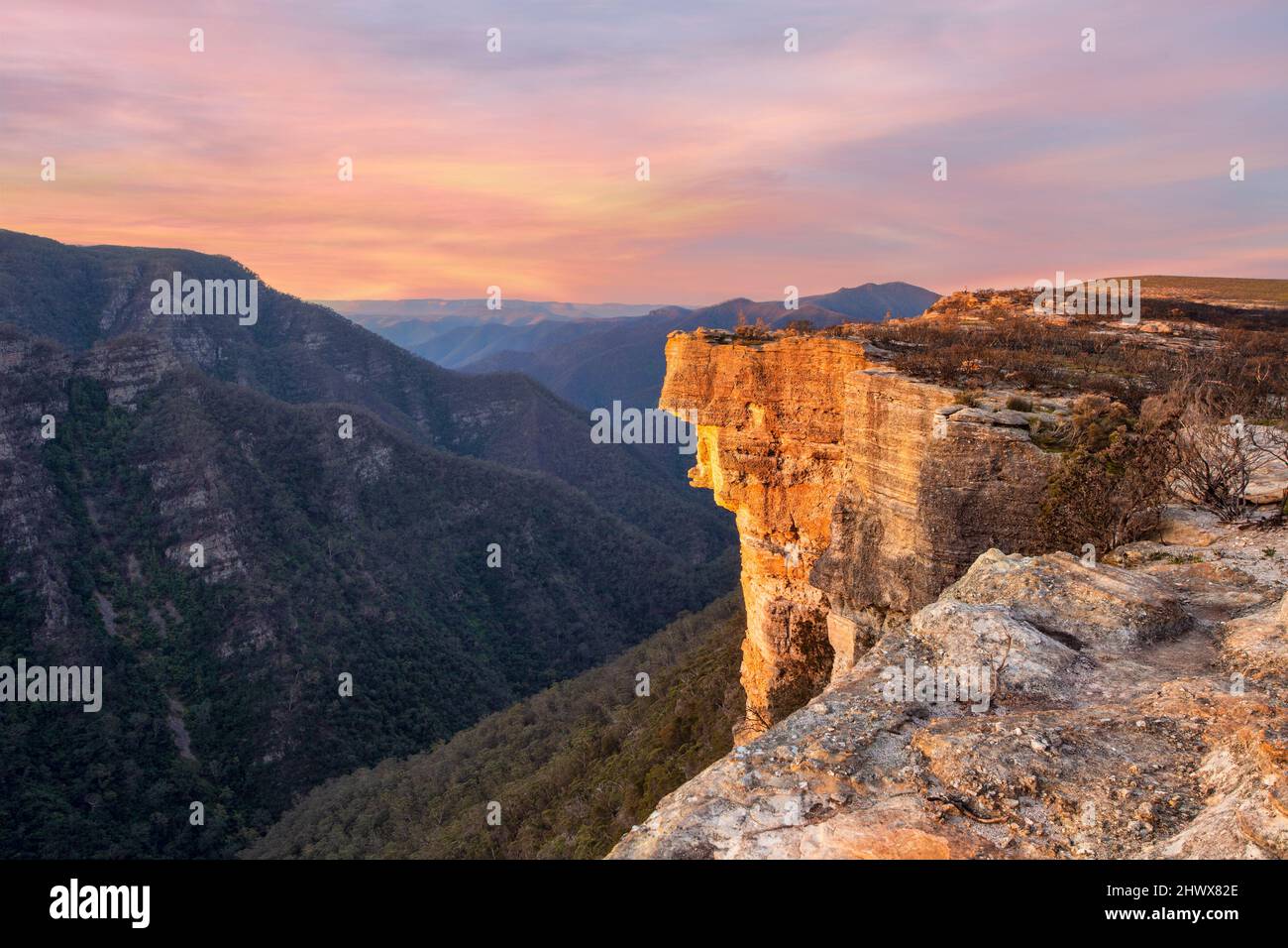 Magnifica scarpata di scogliera e vista profonda della valle con cielo al tramonto Foto Stock
