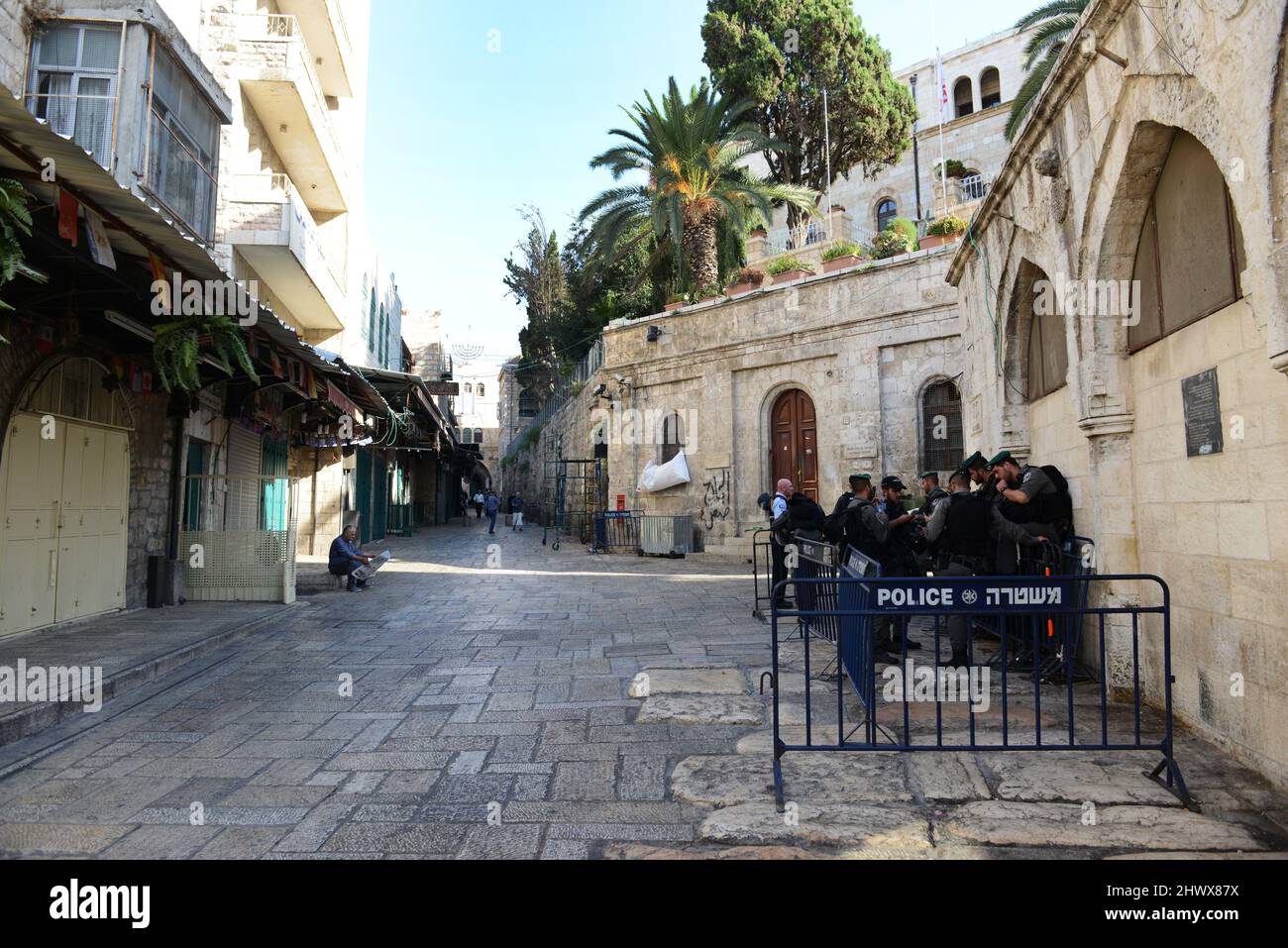 I poliziotti di frontiera israeliani si sono preparati per i romatori nel quartiere musulmano della città vecchia di Gerusalemme. Foto Stock