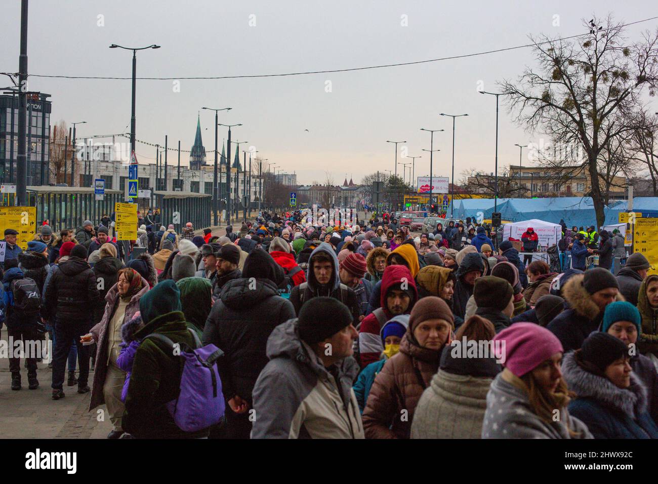 Lviv, Ucraina. 7 marzo 2022. Ingresso alla stazione ferroviaria di Lviv, dove ogni giorno transitano diverse migliaia di rifugiati ucraini per raggiungere la Polonia e l'Europa occidentale. Fotografia di Idhir BAHA/ABACAPRESS.COM. Lviv, Ucraina. Le 7 marzo 2022. Entree de la gare de Lviv ou plusieurs milliers de rifugies ukrainiens transentent chaque jour pour rejoindre la Poulogne et l'Europe de l'Ouest. Photographie de Idhir BAHL/ABACAPRESS.COM. Foto Stock