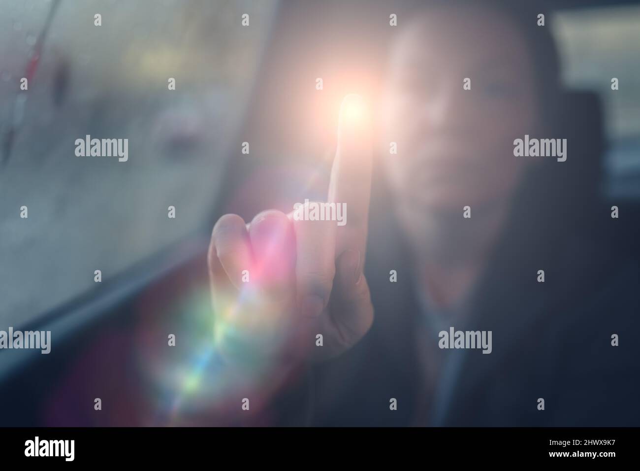 Donna d'affari che tocca lo schermo virtuale in auto autonoma, fuoco selettivo Foto Stock