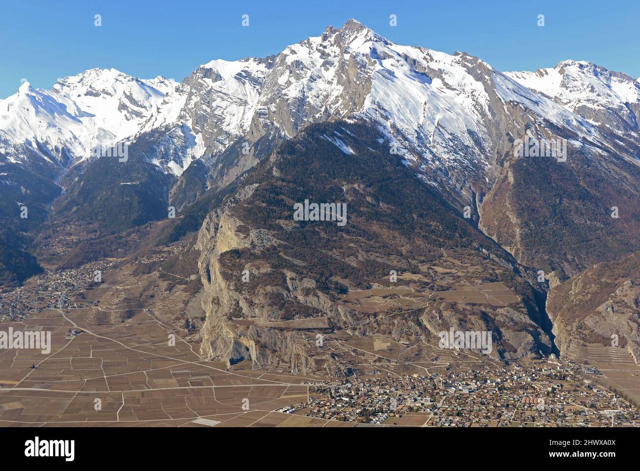 Il Haut du Cry nelle Alpi svizzere meridionali sopra la Valle del Rodano e il villaggio di Ardon con i suoi vigneti. Preso in inverno Foto Stock