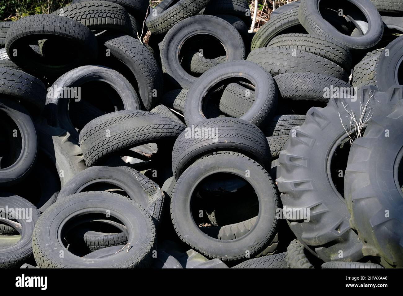 Cumulo di vecchi pneumatici al sole Foto Stock