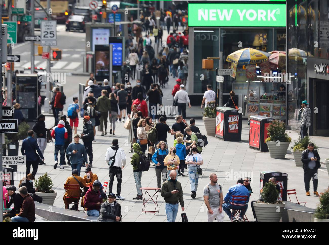New York, Stati Uniti. 7th Mar 2022. La gente è vista su Times Square a New York, gli Stati Uniti, 7 marzo 2022. New York City ha sospeso il programma COVID-19 Vaccine Passport e ha rimosso il mandato della maschera interna nelle scuole pubbliche per gli studenti K-12 a partire da lunedì. Credit: Wang Ying/Xinhua/Alamy Live News Foto Stock