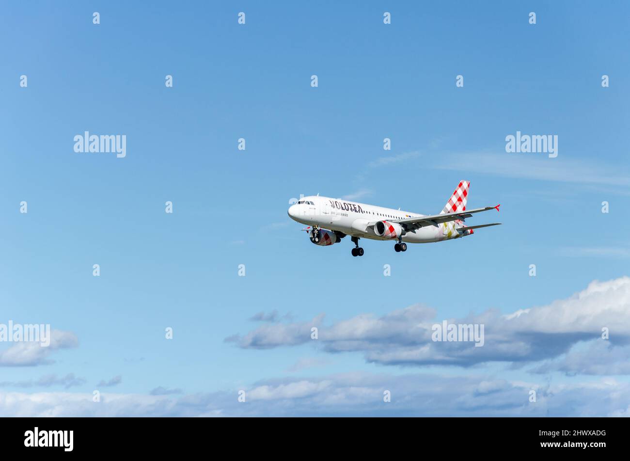 Barcellona, Spagna; 1 novembre 2021: Aereo Airbus A320 della compagnia aerea Volotea atterra all'aeroporto Josep Tarradellas di Barcellona-El Prat Foto Stock