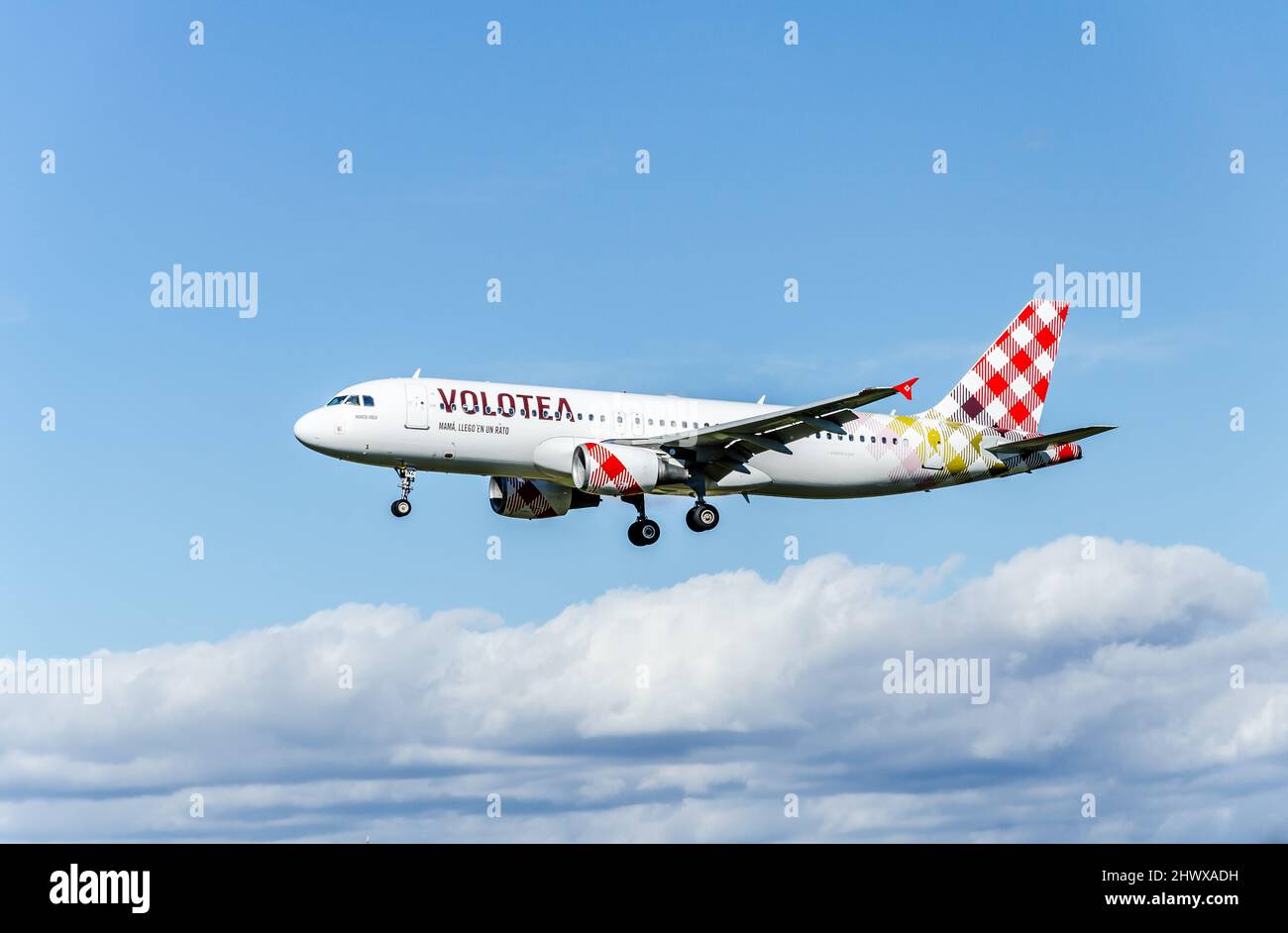 Barcellona, Spagna; 1 novembre 2021: Aereo Airbus A320 della compagnia aerea Volotea atterra all'aeroporto Josep Tarradellas di Barcellona-El Prat Foto Stock