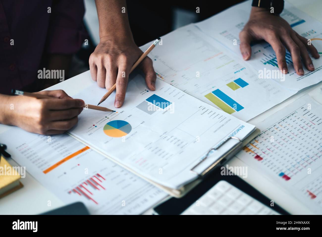 Team Business finanziario presente. L'uomo d'affari tiene i documenti con la foto di riserva di statistica finanziaria, la discussione ed i dati di rapporto di analisi il Foto Stock