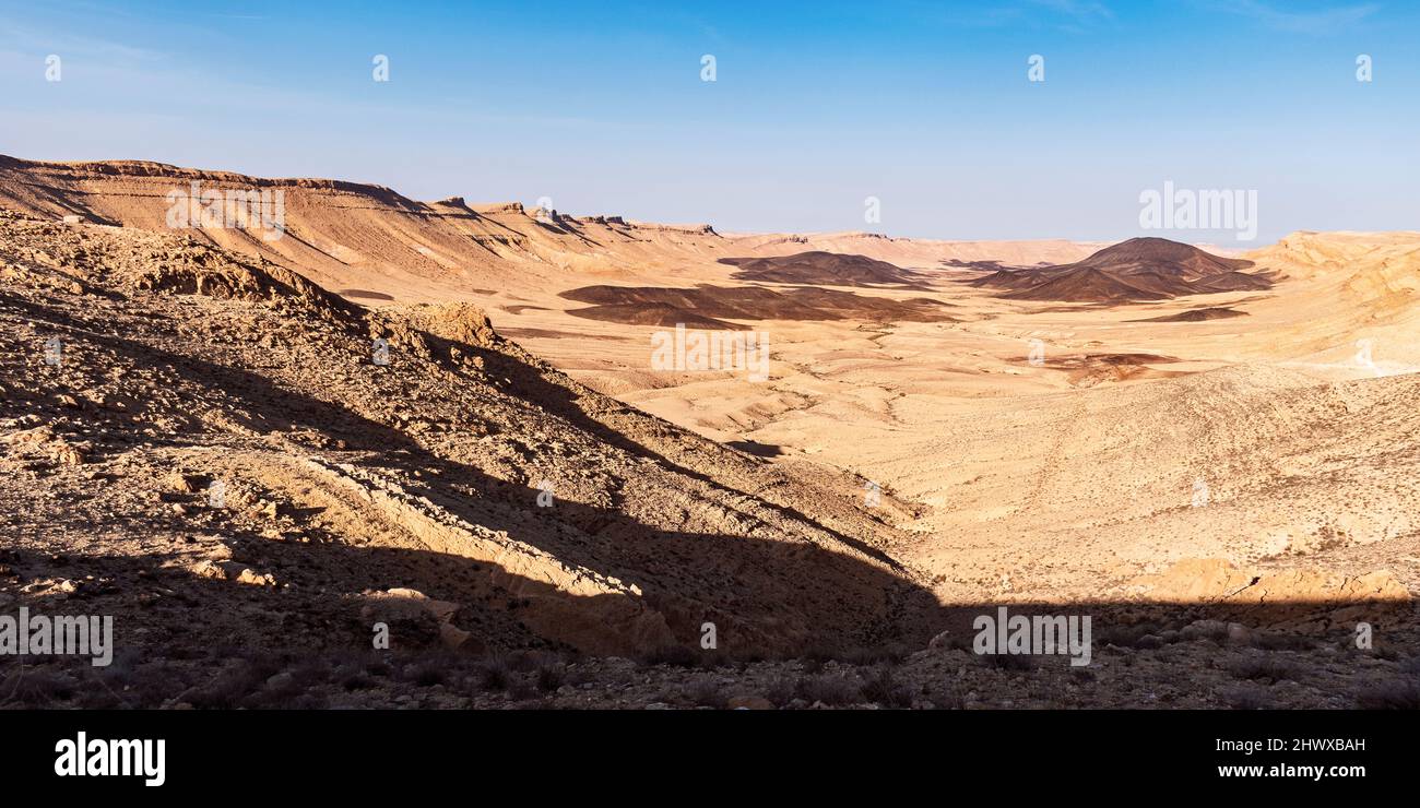 Panorama del Ramon Karnei e del Monte Arod sull'estremità occidentale del Ramon Makhtesh dal punto di vista di Arod che mostra l'inizio del torrente Ramon Foto Stock