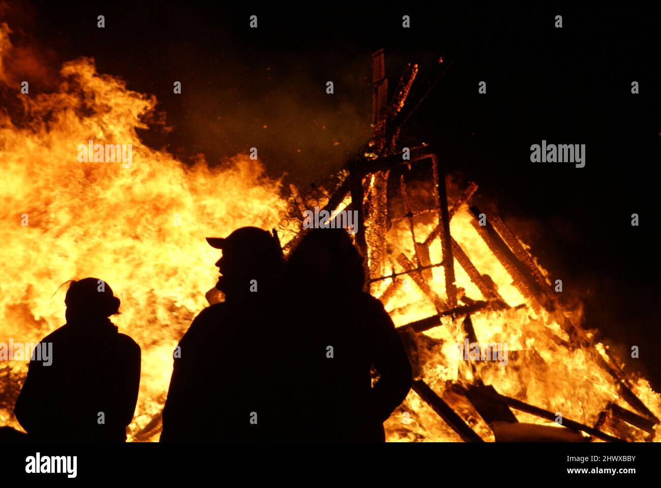 Ucraina, edifici distrutti da scioperi aerei, evacuazione civile Foto Stock