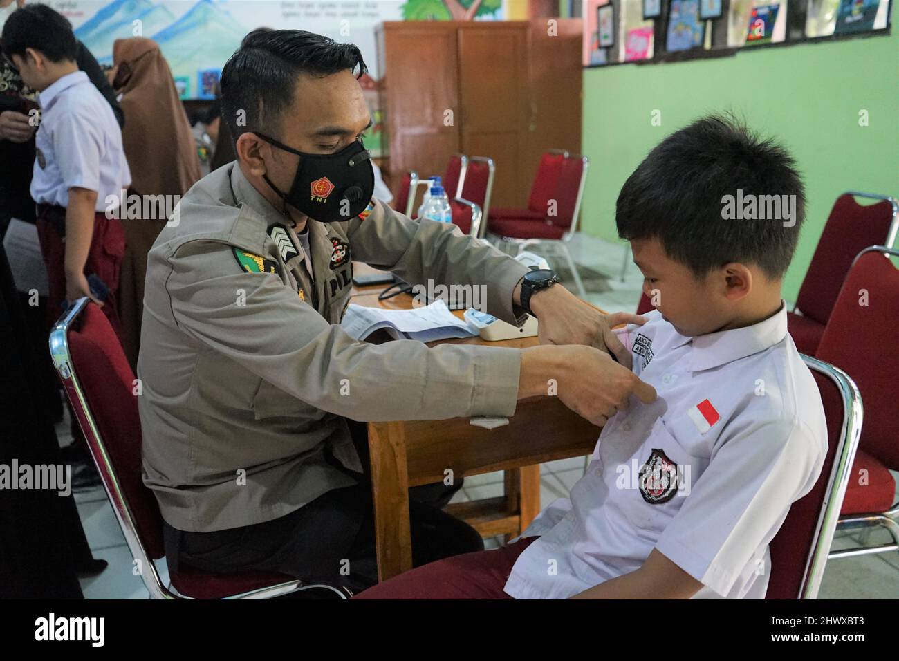 Makassar, Sulawesi meridionale, Indonesia. 8th Mar 2022. La vaccinazione del Covid-19 per i bambini di età compresa tra 6-11 e 24 anni è stata effettuata presso la Mangkura Elementary School (SD) Makassar, Indonesia. Gli implementatori delle attività vaccinali sono la polizia regionale del Sulawesi del Sud e l'Ufficio di formazione Makassar. La vaccinazione per i bambini continua ad essere migliorata in Indonesia per aumentare l'immunità di Herld in Indonesia. (Credit Image: © Herwin Bahar/Pacific Press via ZUMA Press Wire) Foto Stock