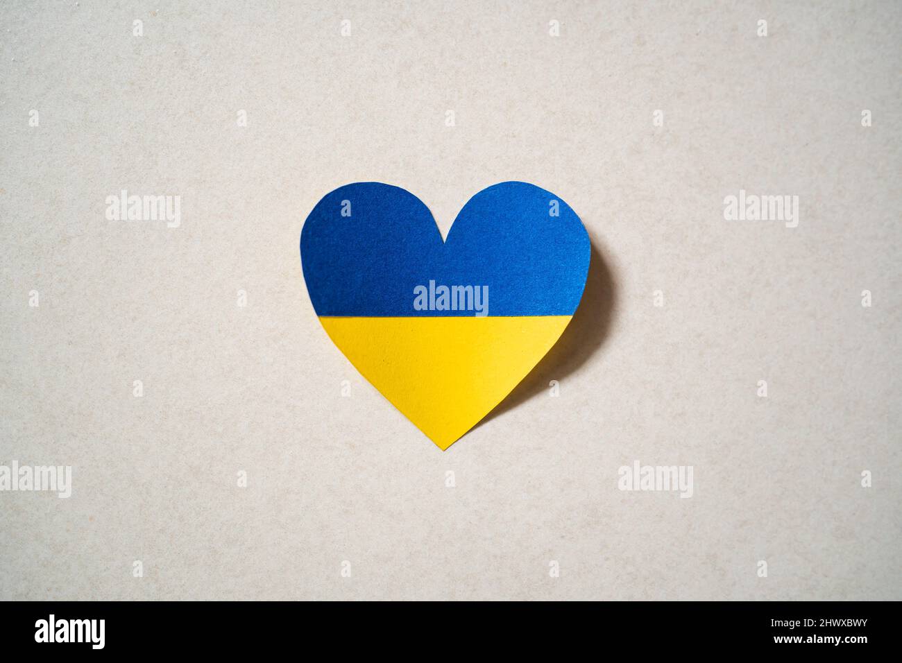 Cuore di colore bandiera Ucraina fatto di carta Foto Stock
