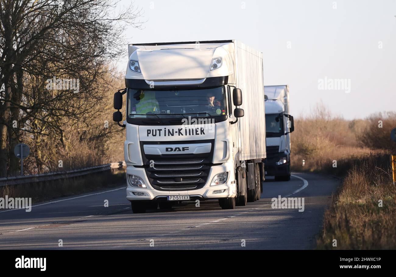 Stamford, Regno Unito. 07th Mar 2022. Un camion con PUTIN KILLER sulla parte anteriore del taxi, visto sul A1 vicino Stamford, Lincs. Credit: Paul Marriott/Alamy Live News Foto Stock