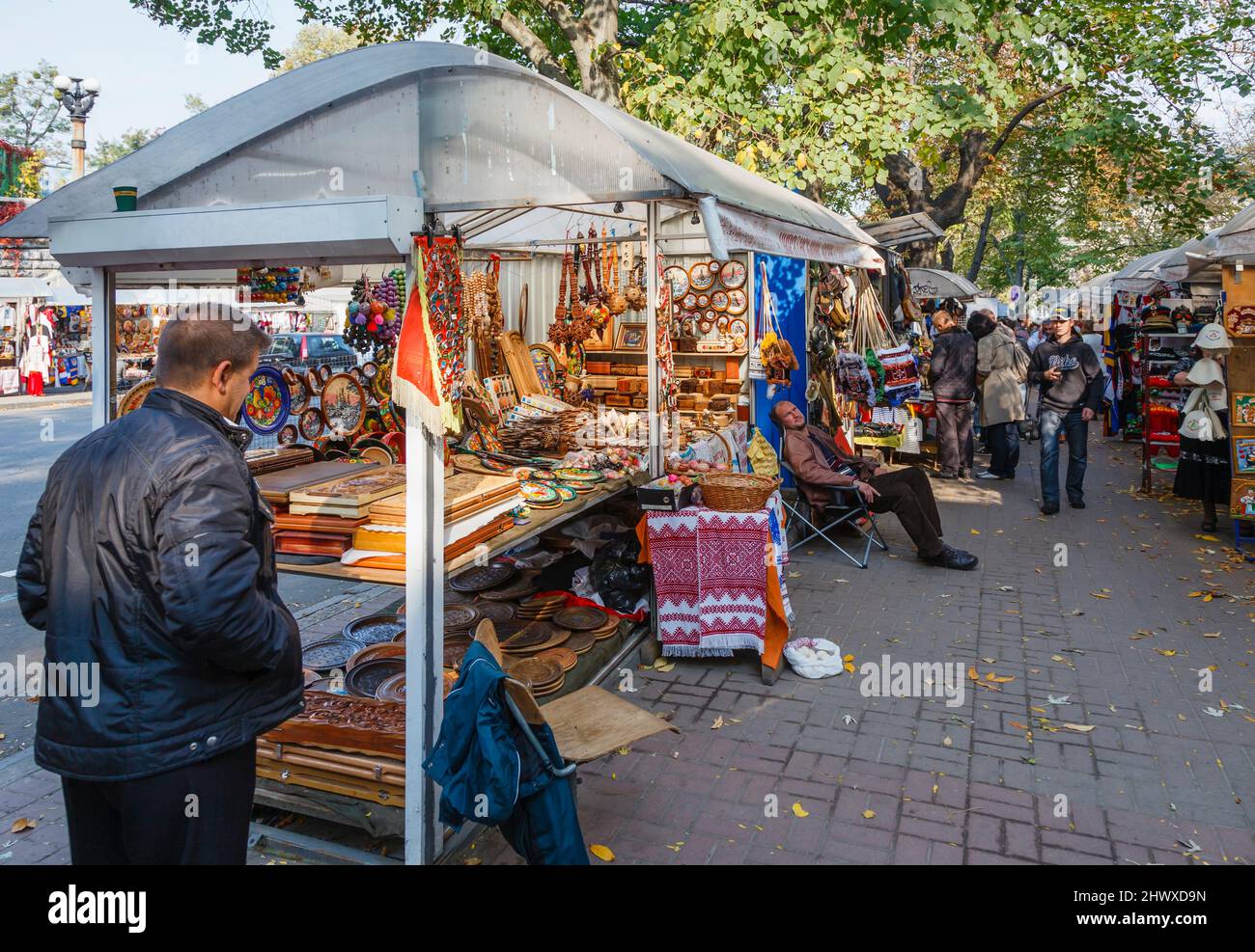 Stalla stradale che vende souvenir turistici artigianali locali sulla discesa di Andriyivskyi sopra Podil, a Kiev (Kiev), capitale dell'Ucraina Foto Stock