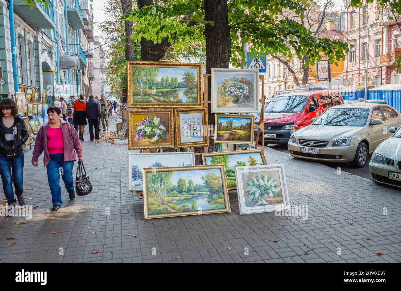 Dipinti e immagini in vendita ai turisti come souvenir sulla strada vicino Andriivs'kyi discesa a Kiev, Ucraina Foto Stock