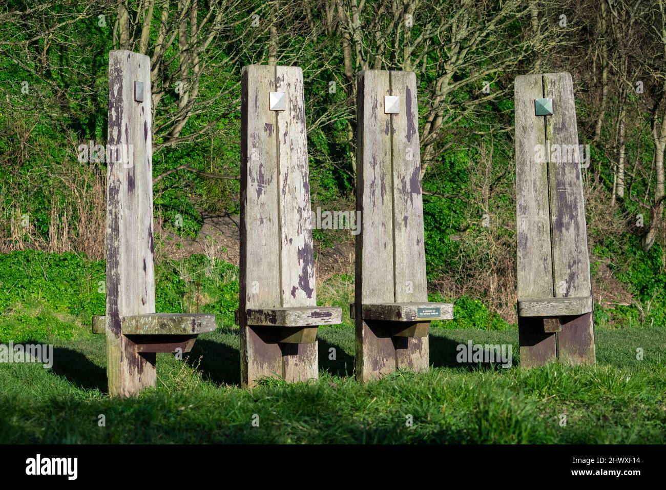 Quattro posti a sedere in legno vicino al Castello di Scarborough, Inghilterra Foto Stock