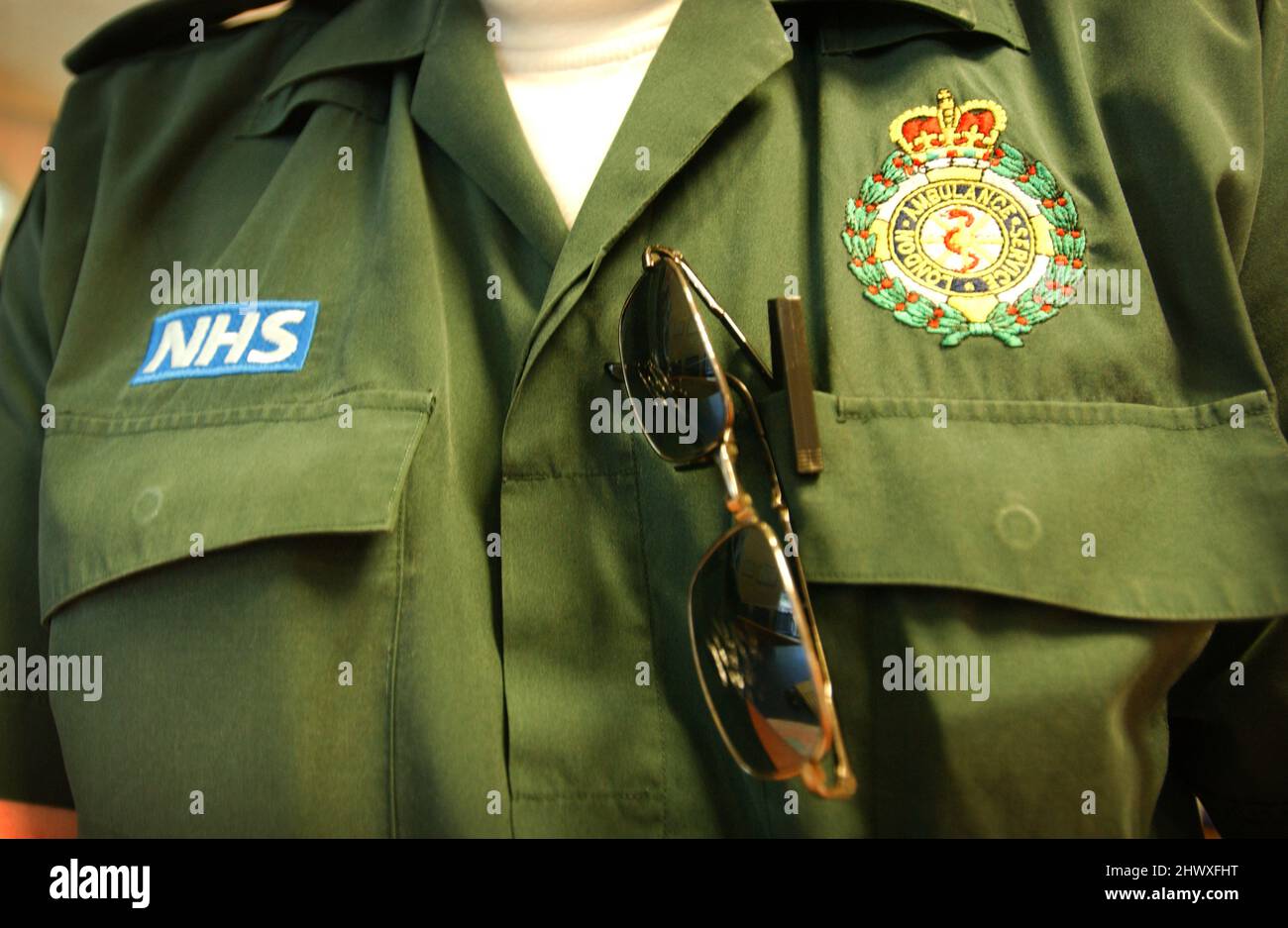 Nazionale del Servizio sanitario equipe di ambulanza verde uniforme. Foto Stock