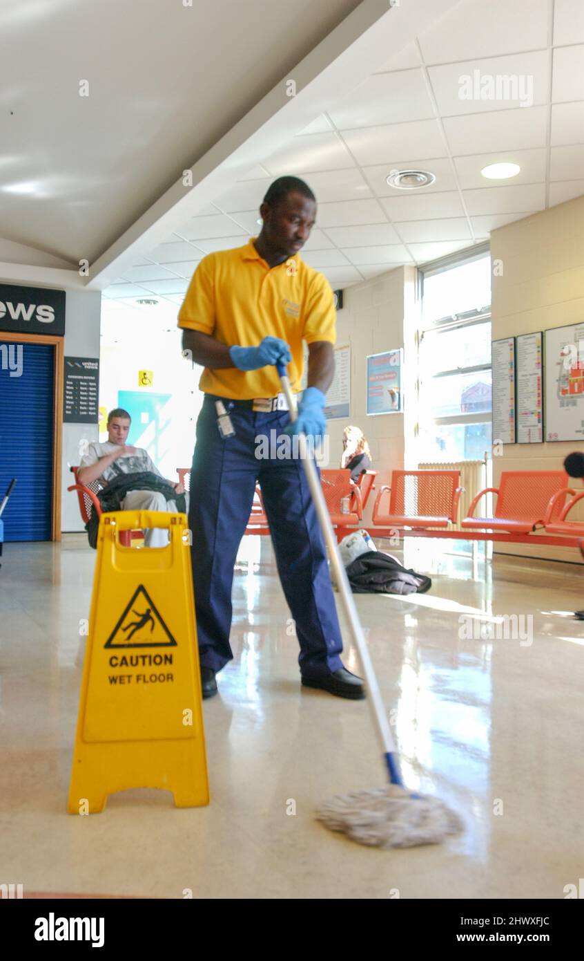 Un pulitore dell'ospedale, mopping il pavimento.(MODELLO RILASCIATO) Foto Stock