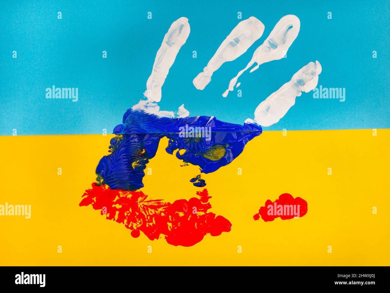 Stampa a mano in colori russi su bandiera Ucraina Foto Stock