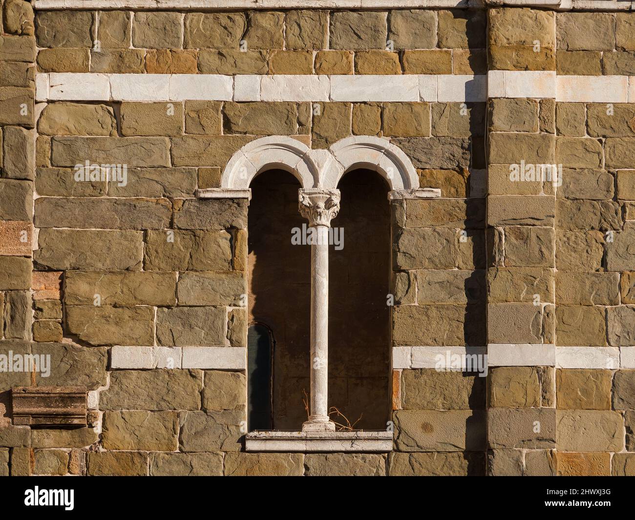 Architettura medievale a Lucca. Finestra Bifora tye del 12th secolo con colonna centrale Foto Stock