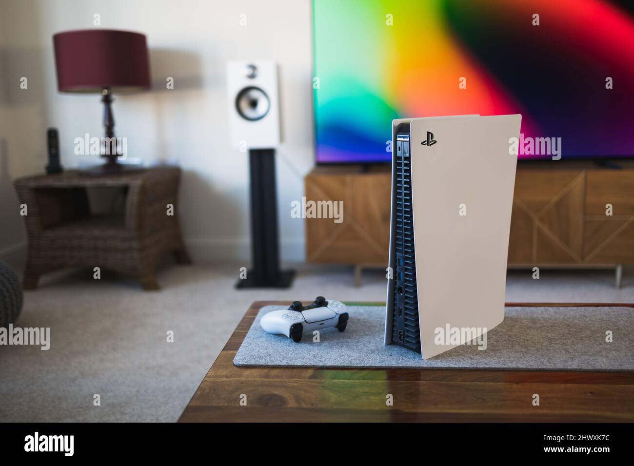 Console per videogiochi PlayStation 5 e controller PS5 da salotto tv Foto Stock