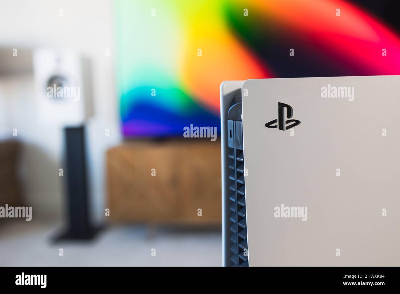 Console per videogiochi PlayStation 5 e controller PS5 da salotto tv Foto Stock