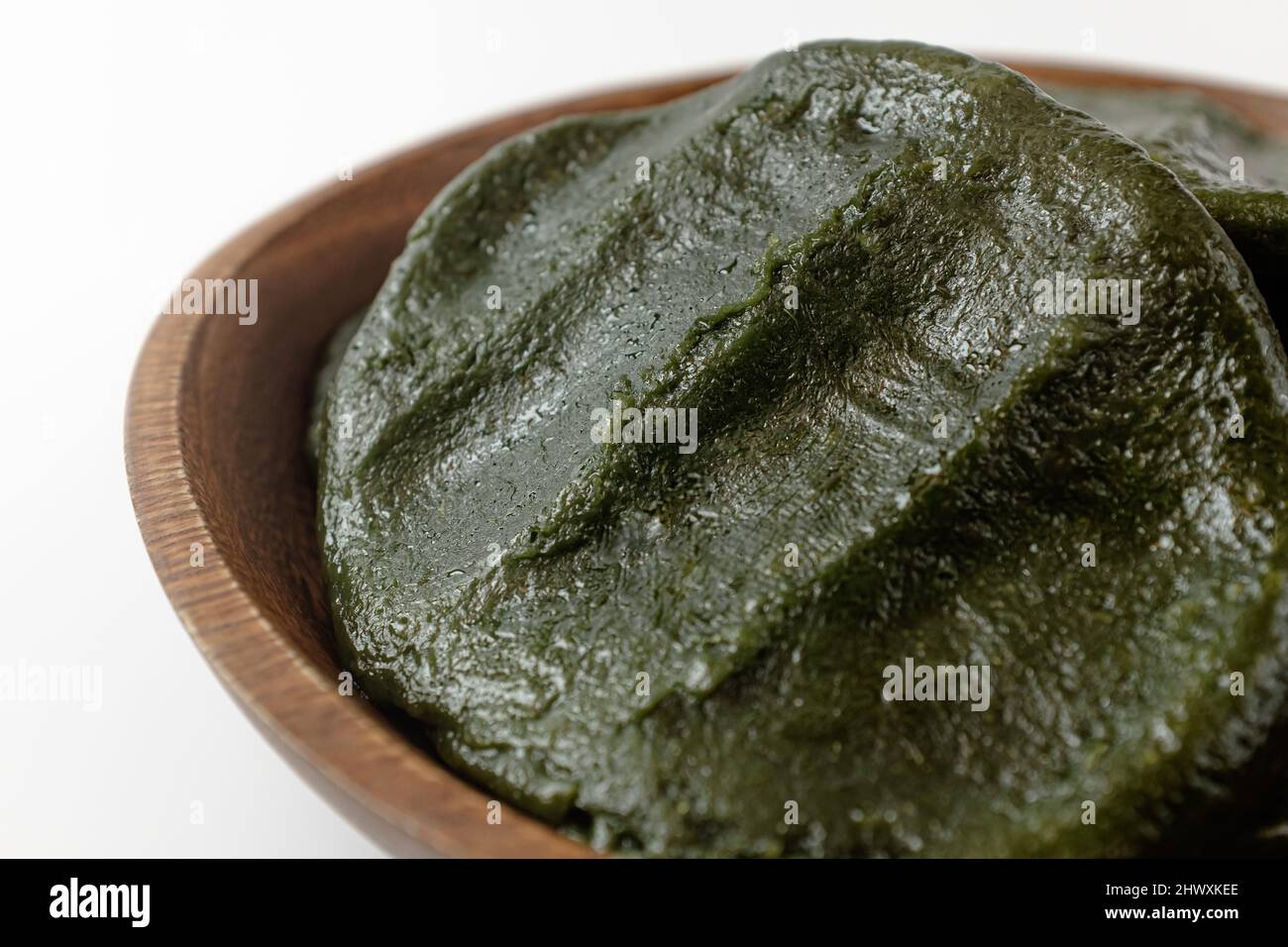 mugwort mochi su sfondo bianco Foto Stock