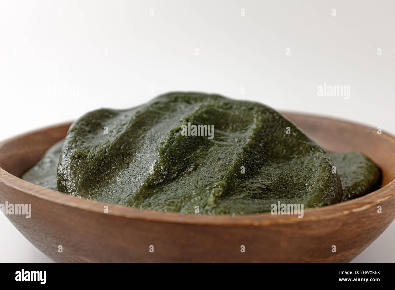 mugwort mochi su sfondo bianco Foto Stock