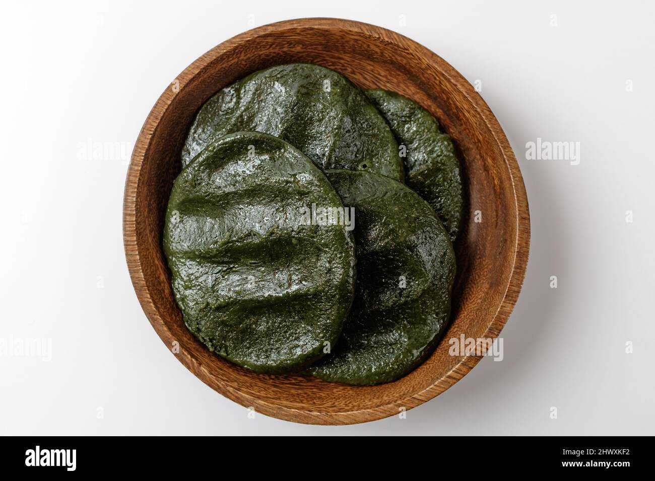 mugwort mochi su sfondo bianco Foto Stock