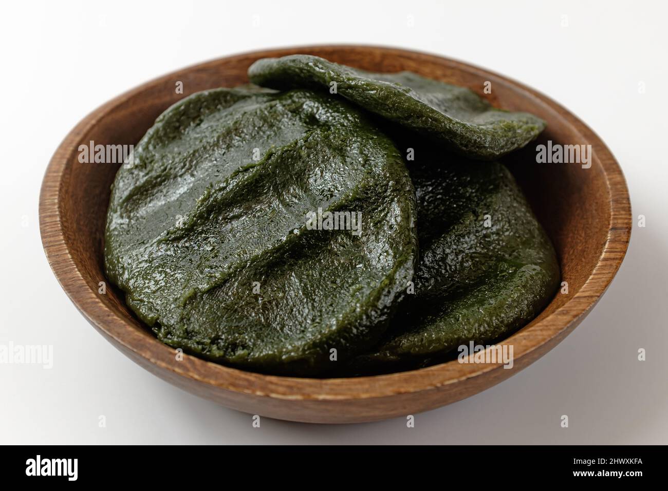 mugwort mochi su sfondo bianco Foto Stock