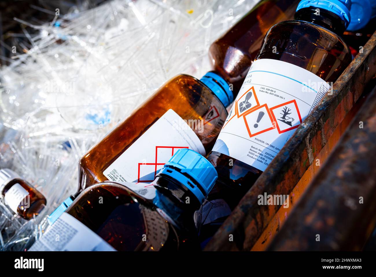 Bottiglie di vetro contenenti prodotti chimici di scarto, concetto di gestione dei rifiuti Foto Stock