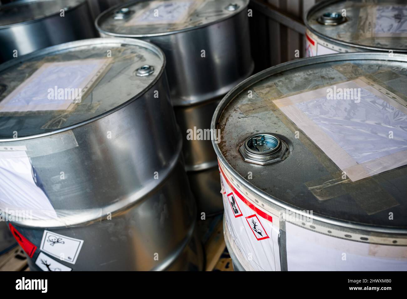 Grandi barili in metallo contenenti prodotti chimici pericolosi provenienti dai laboratori Foto Stock