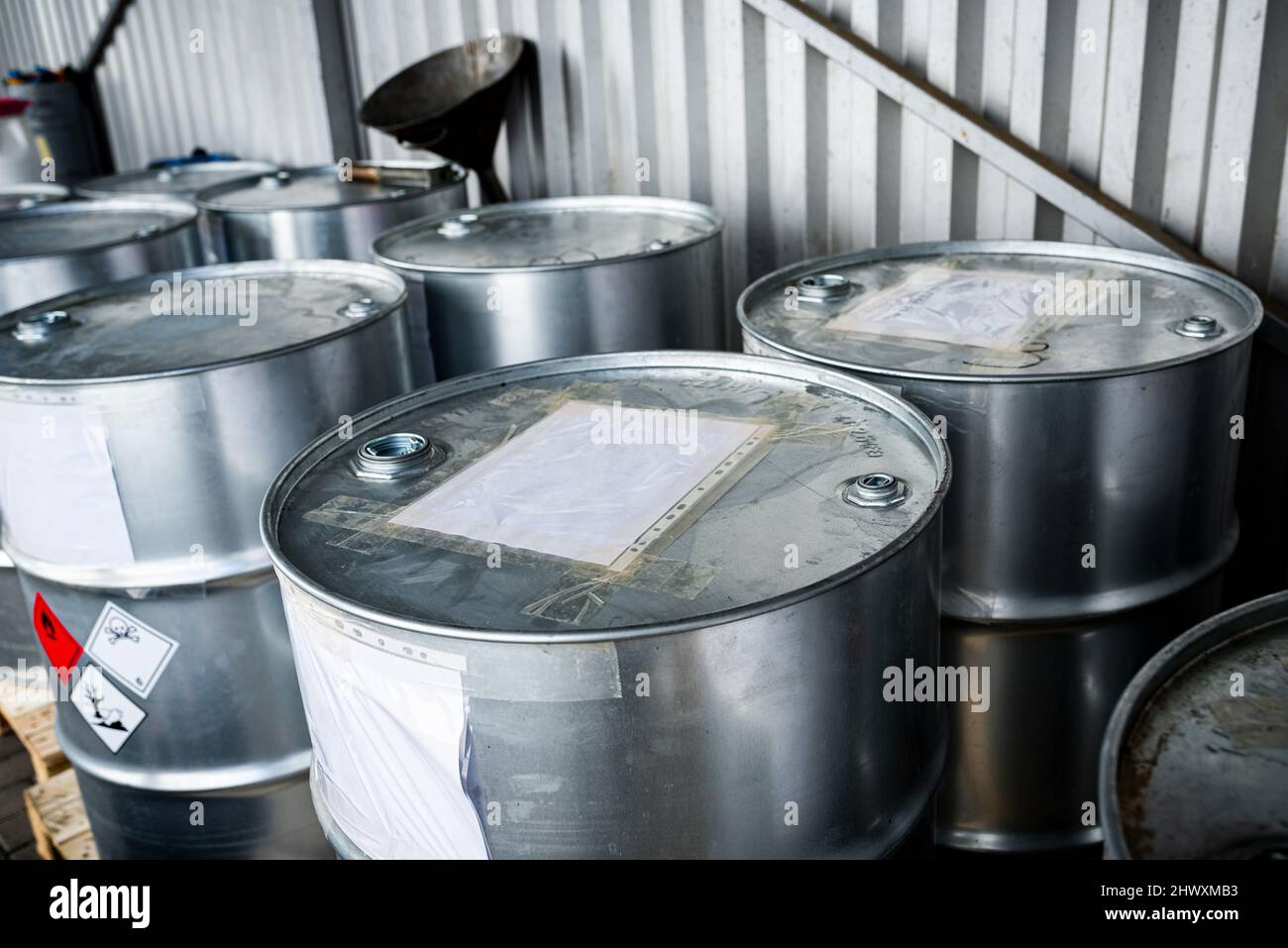 Grandi barili in metallo contenenti prodotti chimici pericolosi provenienti dai laboratori Foto Stock