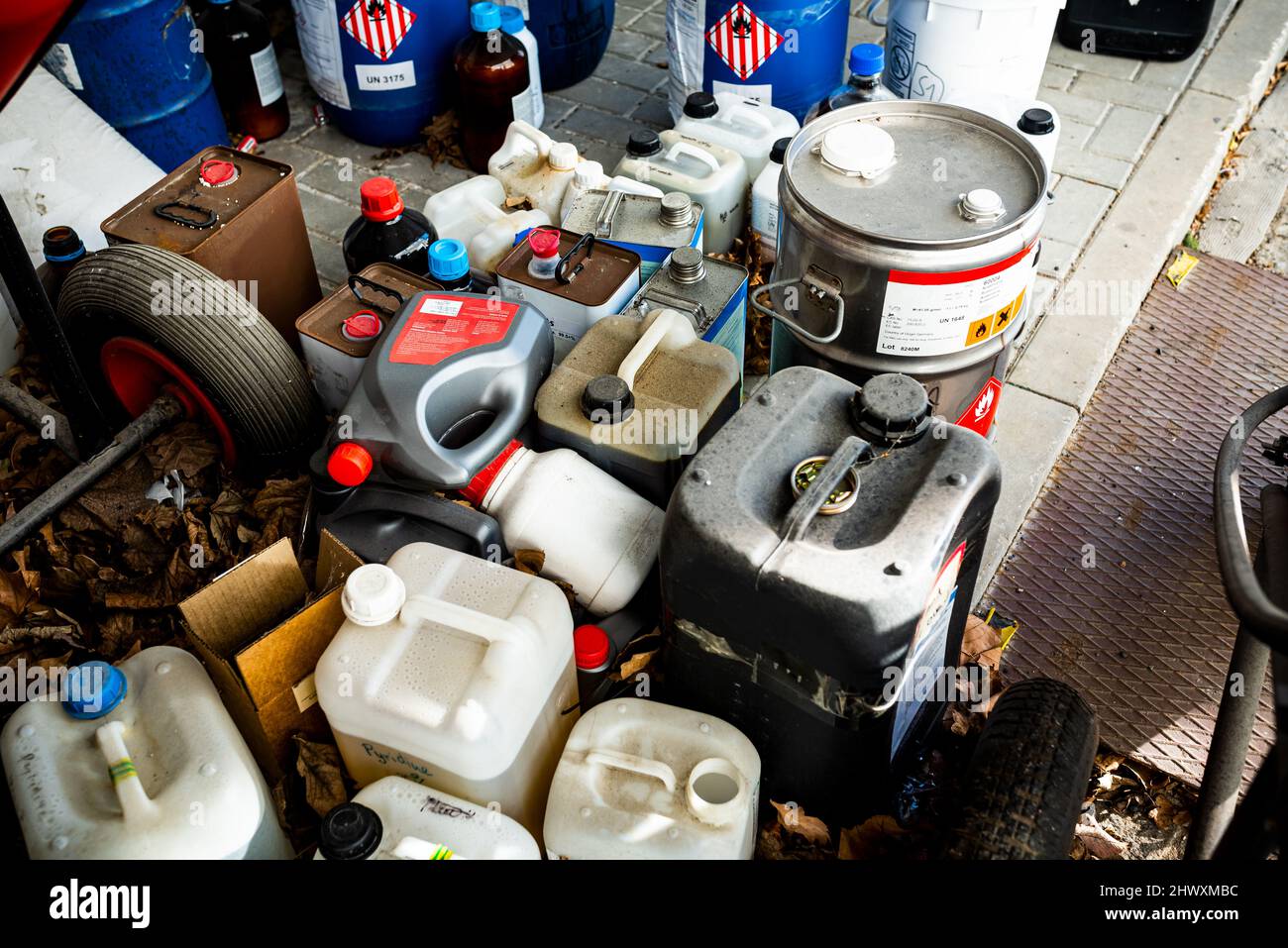 Barili in metallo e plastica contenenti sostanze chimiche pericolose dell'industria, concetto di gestione dei rifiuti Foto Stock
