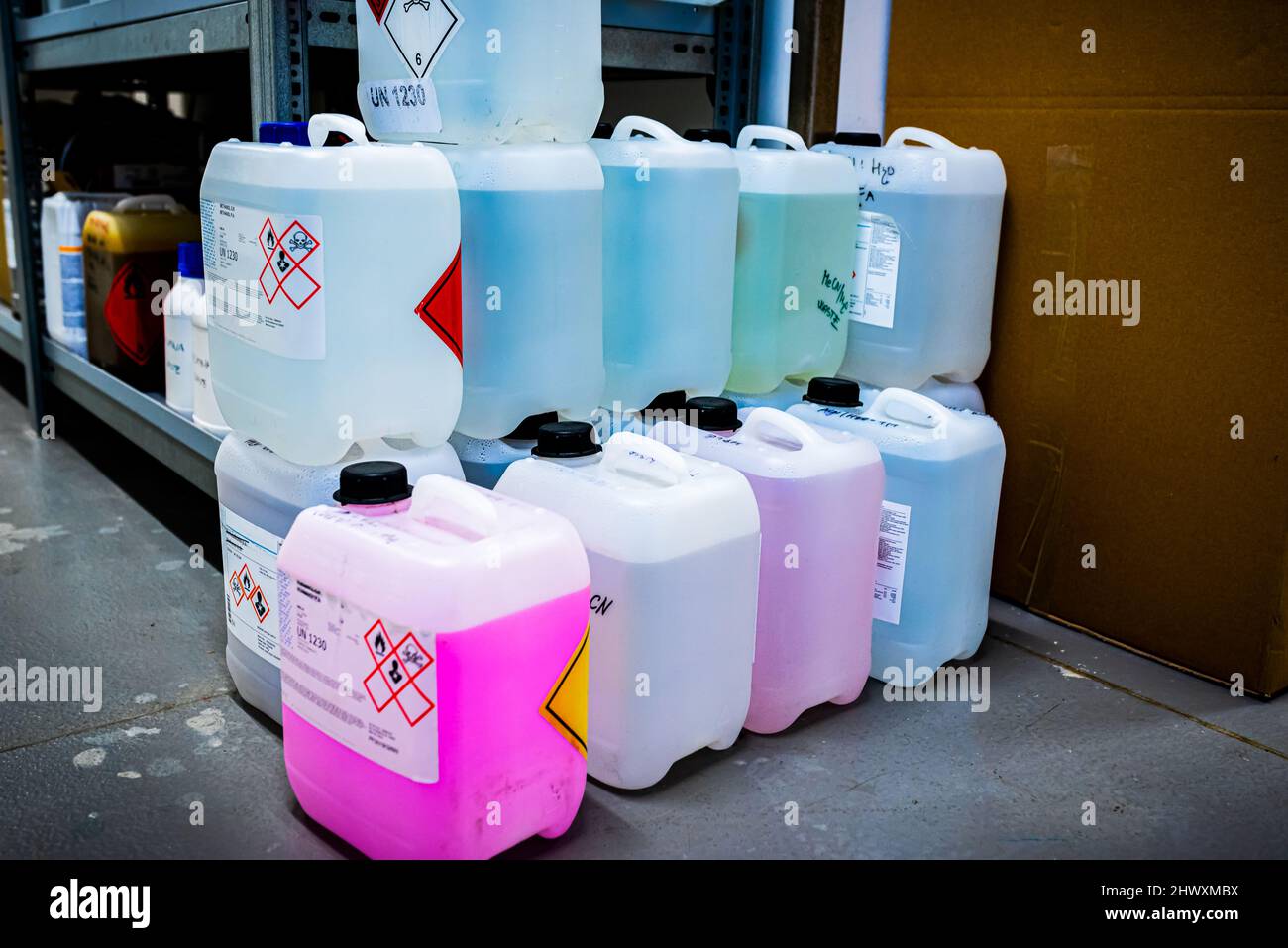 Barili di plastica contenenti sostanze chimiche tossiche, concetto di gestione dei rifiuti Foto Stock