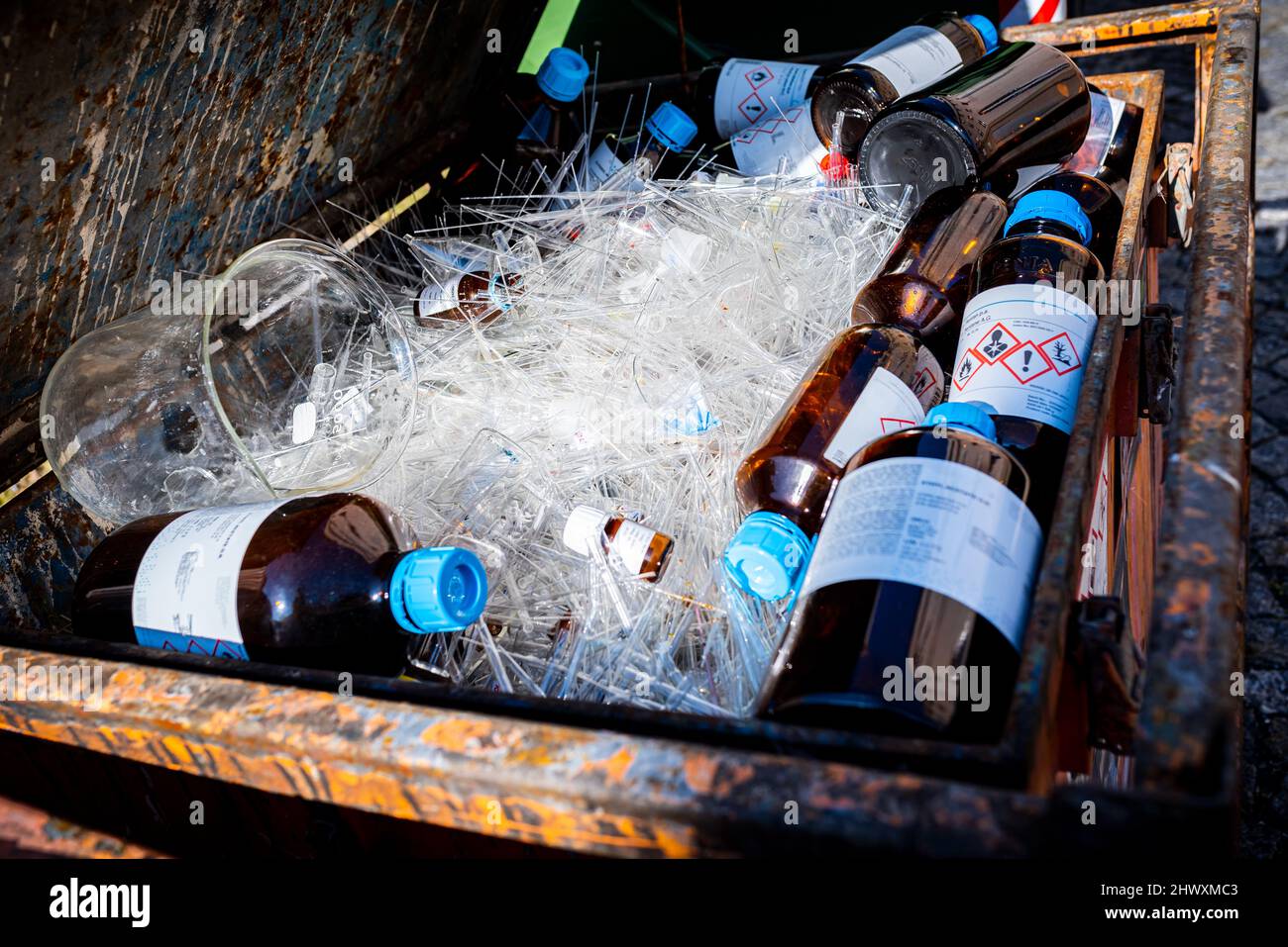 Bottiglie di vetro contenenti prodotti chimici di scarto, concetto di gestione dei rifiuti Foto Stock