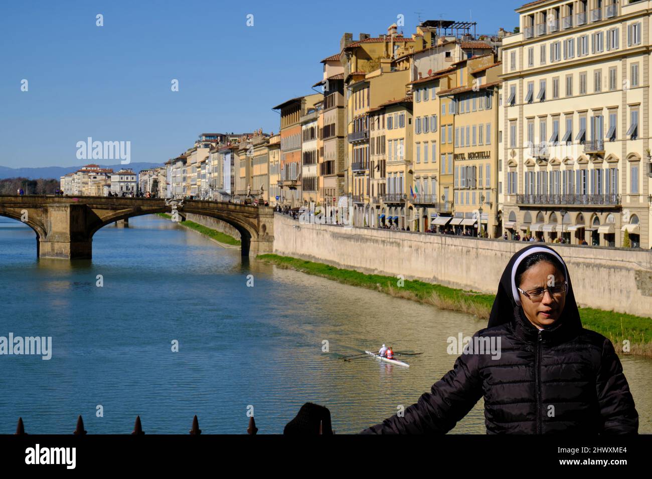 A Nun ha la sua fotografia scattata su Ponte Vecchio a Firenze Foto Stock
