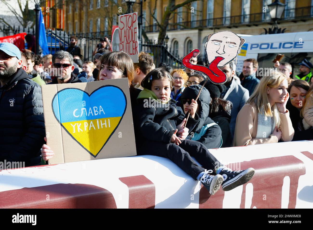 Inghilterra, Londra, persone che protestano contro l'invasione russa dell'Ucraina. Foto Stock