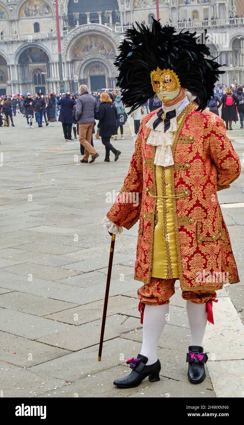 Uomo in costume intero in Piazza San Marco durante il Carnevale di Venezia Foto Stock