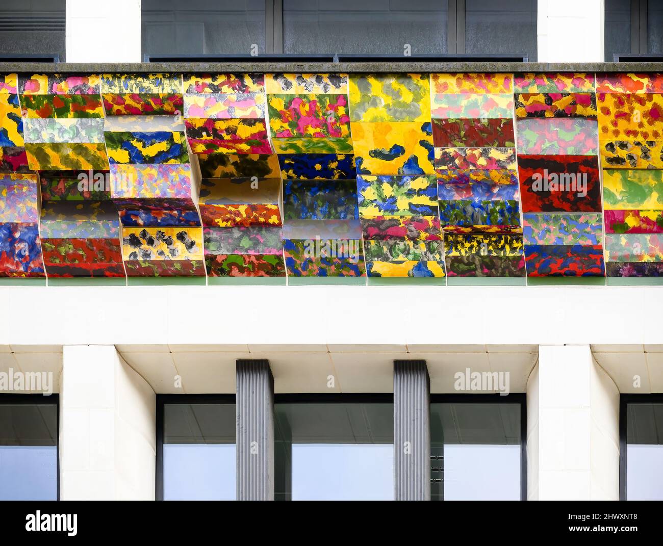 Londra, Inghilterra, Regno Unito - un edificio ad uso misto Eagle Place di Eric Parry Architects, Cornice di Richard Deacon Foto Stock