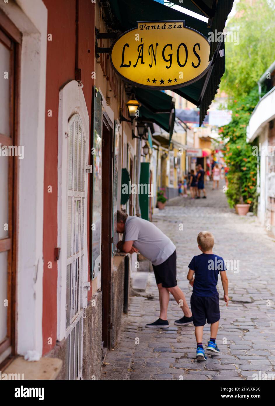 Vendita di Langos, una specialità locale a base di pasta di lievito. La città di Szentendre vicino a Budapest. Europa, Europa orientale, Ungheria Foto Stock